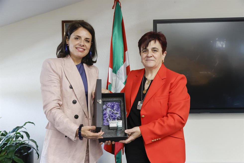 Entrega del Philips 100% Digital Award a Miren Lorea Bilbao Artetxe, directora general de Osakidetza