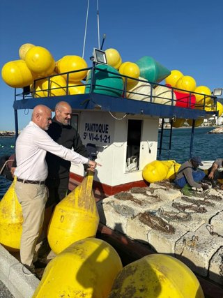 Comienza la instalación del balizamiento de playas en la Costa del Sol Occidental.