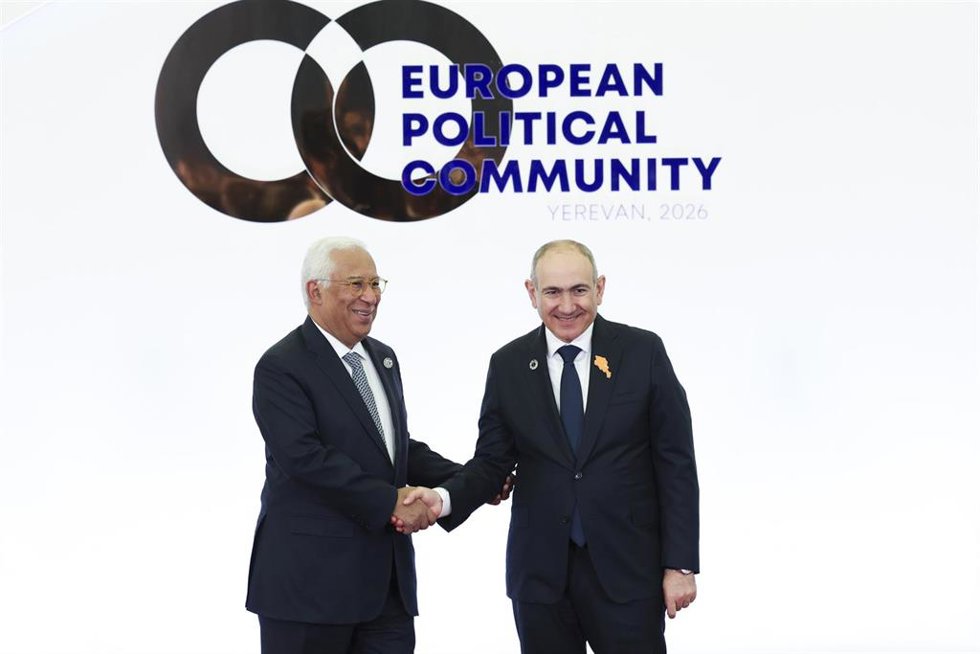 De izquierda a derecha: António Costa, presidente del Consejo Europeo, y Nikol Pashinyan, primer ministro de Armenia