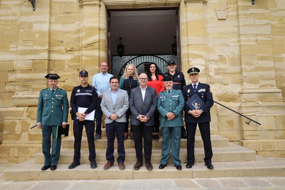Asistentes a la reunión de la Junta Local de Seguridad con motivo de la Romería de la Virgen de Alharilla.