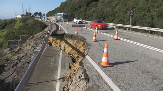 Archivo - Carretera N-340 afectada por una rotura en la calzada tras el paso de los últimos  temporales en Tarifa (Cádiz). ARCHIVO.