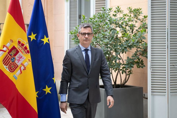 O ministro da Presidência, Justiça e Relações com os Tribunais, Félix Bolaños, atende à imprensa no Palácio de Parcent, em 4 de maio de 2026, em Madri (Espanha). Bolaños moveu uma ação contra o suposto intermediário do “caso Koldo”, o 