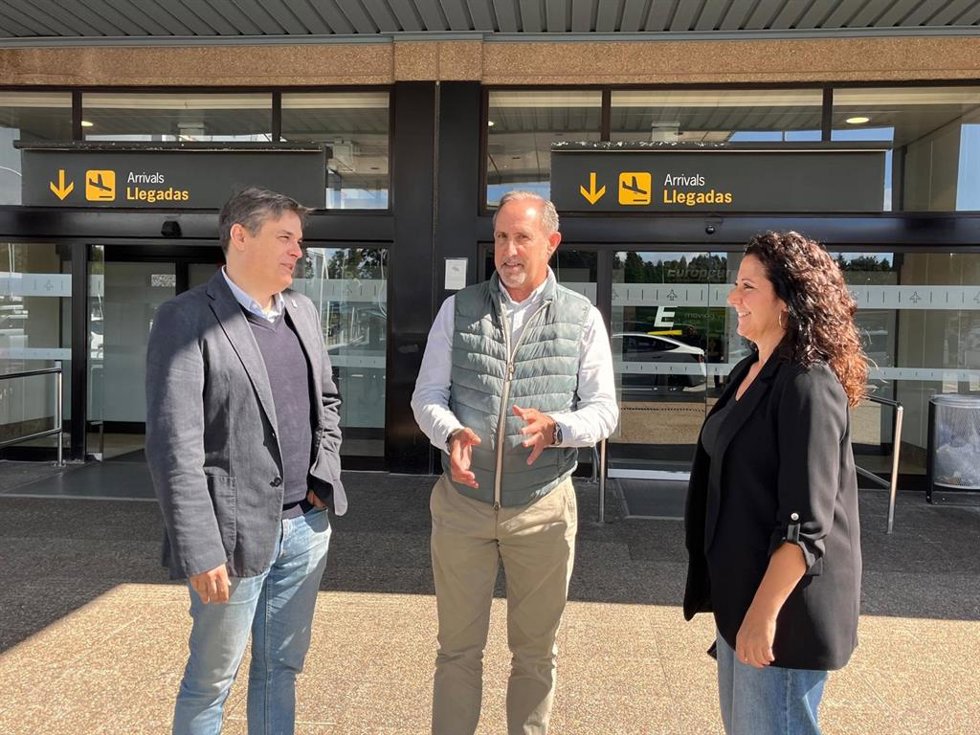 El senador por Asturias del Partido Popular José Manuel Rodríguez “Lito” junto al diputado regional y portavoz de Infraestructuras, Pedro de Rueda, y la concejala popular de Castrillón María González-Carvajal.