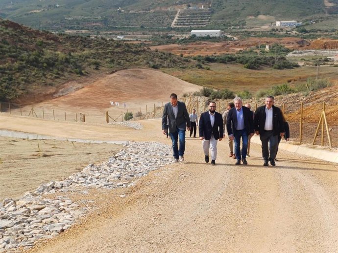 El consejero de Medio Ambiente, Universidades, Investigación y Mar Menor, Juan María Vázquez, junto al alcalde de Mazarrón, Ginés Campillo, durante su visita la fase final de las obras de restauración ambiental sobre depósitos mineros de San Cristóbal I