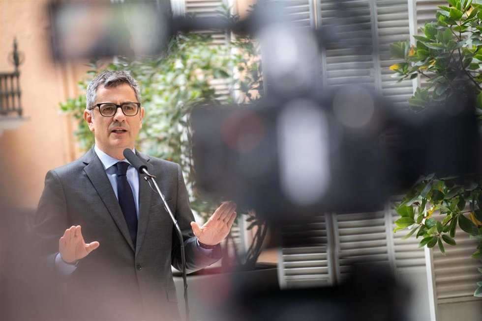 El ministro de la Presidencia, Justicia y Relaciones con las Cortes, Félix Bolaños, atiende a los medios de comunicación, en el Palacio de Parcent, a 4 de mayo de 2026, en Madrid (España).