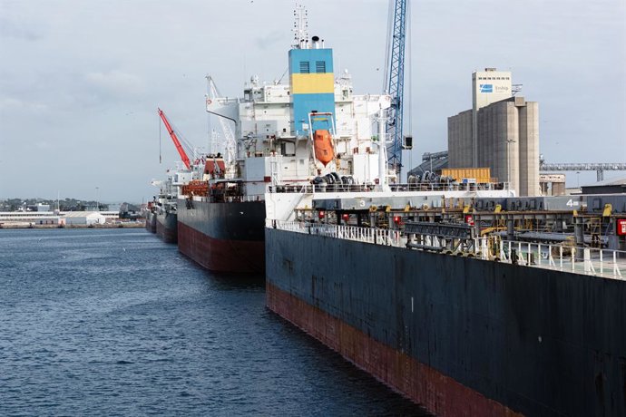 Un vaixell operant al Port de Tarragona
