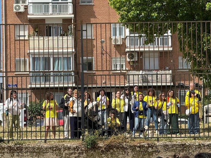 Un grupo de trabajadoras se concentra frente a un acto de la consejera de Educación, Mercedes Zarzalejo.