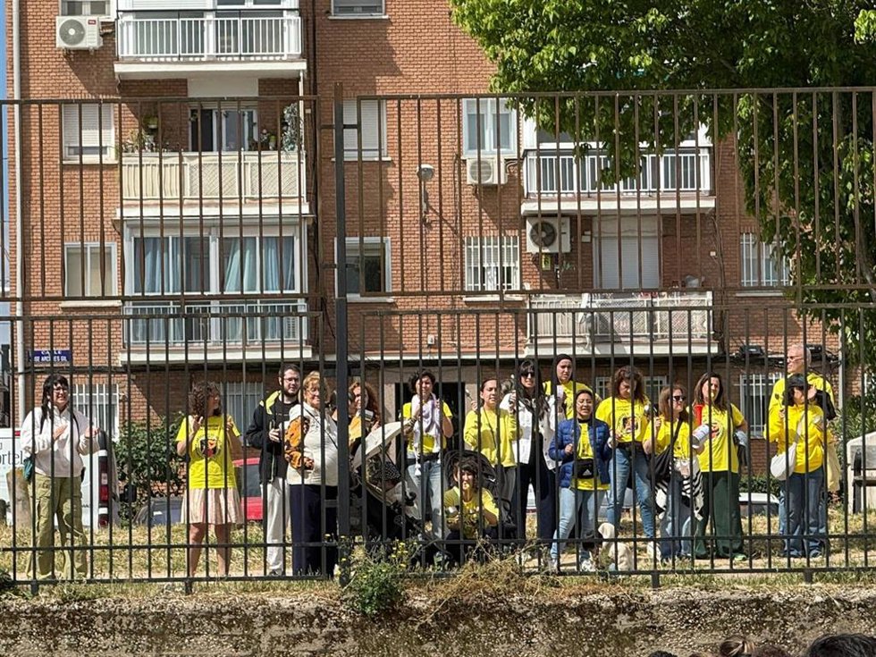 Un grupo de trabajadoras se concentra frente a un acto de la consejera de Educación, Mercedes Zarzalejo.