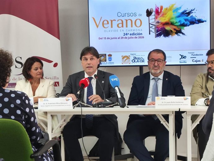 El rector de la Universidad Pablo de Olavide (UPO), Francisco Oliva Blázquez, junto al alcalde de Carmona, Juan Ávila, durante la presentación de la vigésimo cuarta edición de los Cursos de Verano de la citada institución académica.