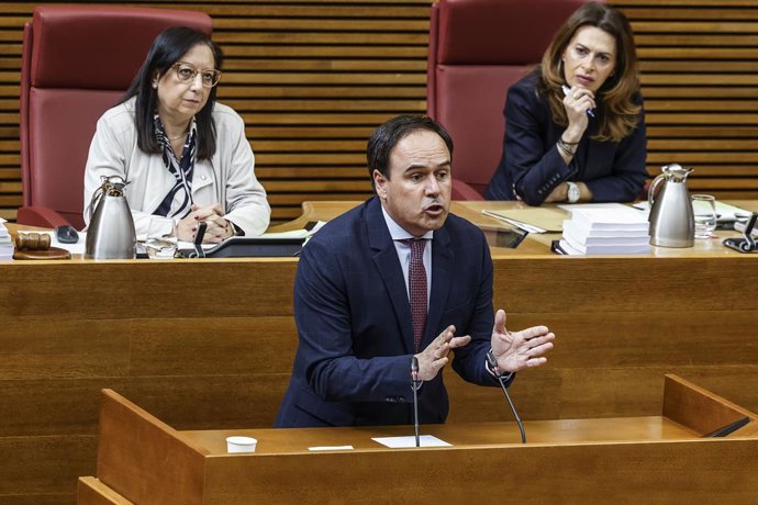 El president de la Generalitat Valenciana, Juanfran Pérez Llorca, durant una sessió de control