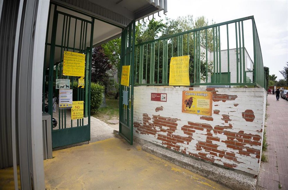 Varios carteles de protesta, en el exterior de una escuela infantil.