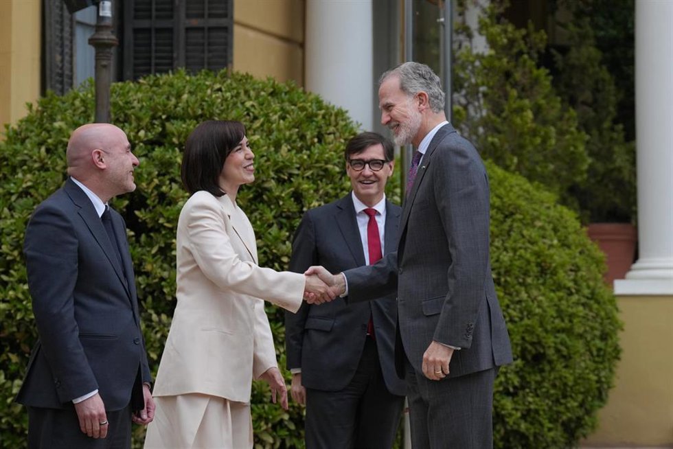 El Rey Felipe VI saluda a la ministra de Ciencia, Innovación y Universidades, Diana Morant, junto al presidente de la Generalitat de Catalunya, Salvador Illa, y el delegado del Gobierno en Catalunya, Carlos Prieto.