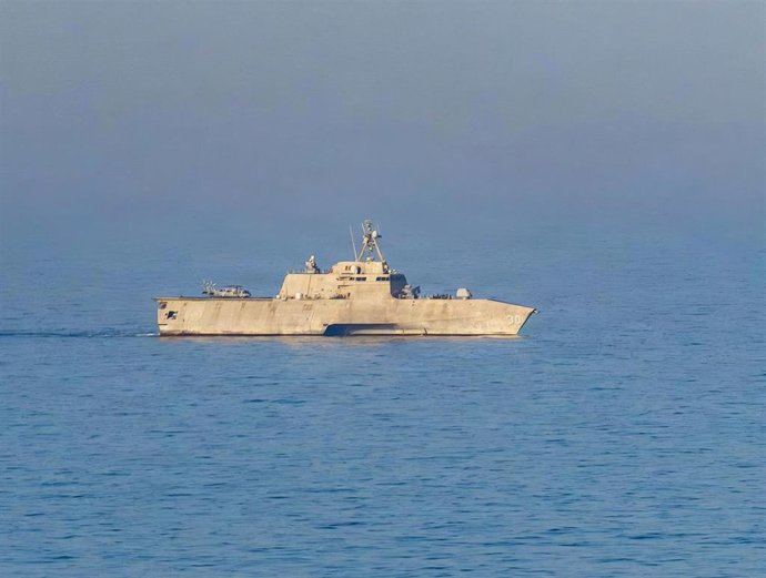 El barco 'USS Canberra' de la Armada de Estados Unidos durante sus labores de bloqueo a los puertos de Irán en los alrededores del estrecho de Ormuz (archivo)