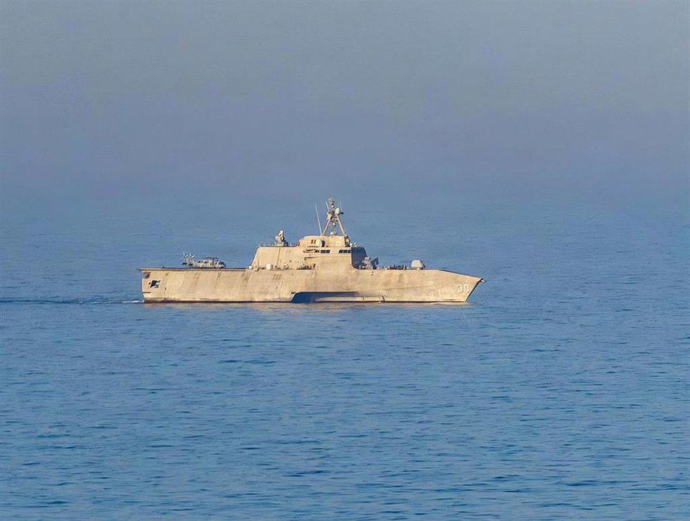 El barco 'USS Canberra' de la Armada de Estados Unidos durante sus labores de bloqueo a los puertos de Irán en los alrededores del estrecho de Ormuz (archivo)