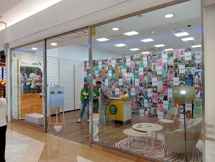 Punto de recogida de ropa en beneficio de Cudeca en el centro comercial Miramar.