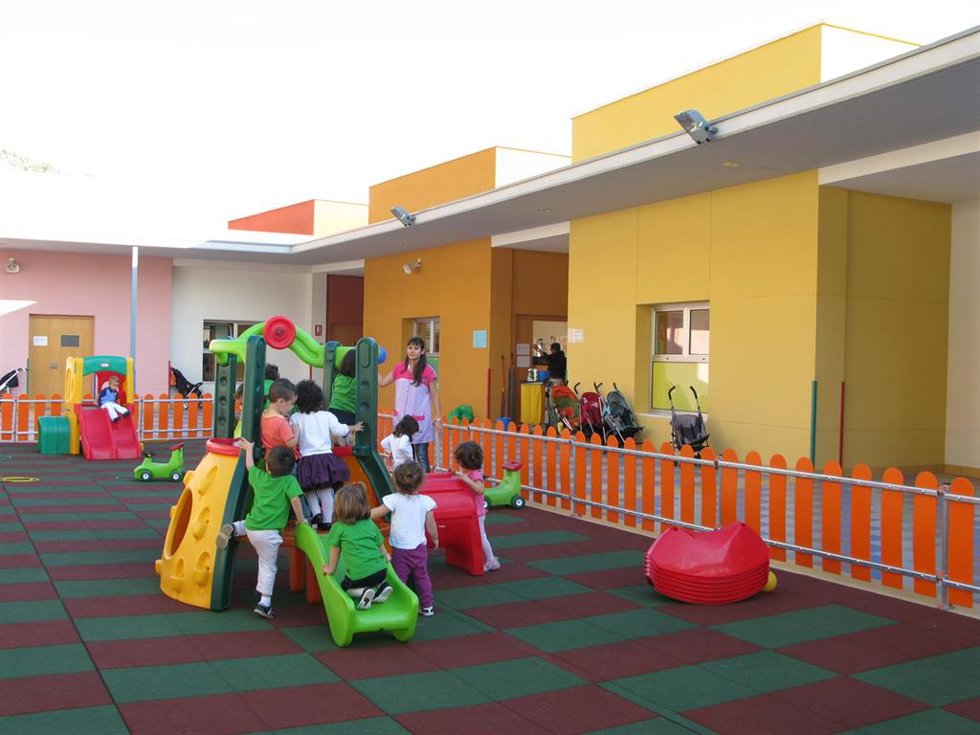 Archivo - Niños en una escuela infantil