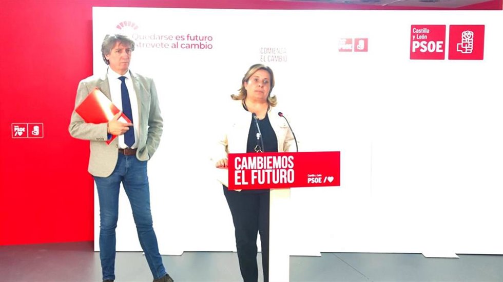 El secretario general del PSOE de Castilla y León y procurador por Soria, Carlos Martínez, junto a la parlamentaria Esther Pérez.