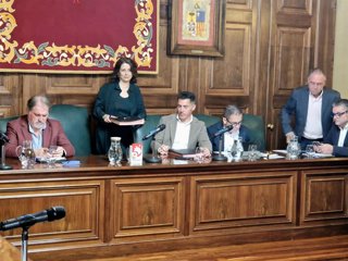 La alcaldesa de Teruel, Emma Buj, interviene en la sesión plenaria ordinaria del Ayuntamiento.