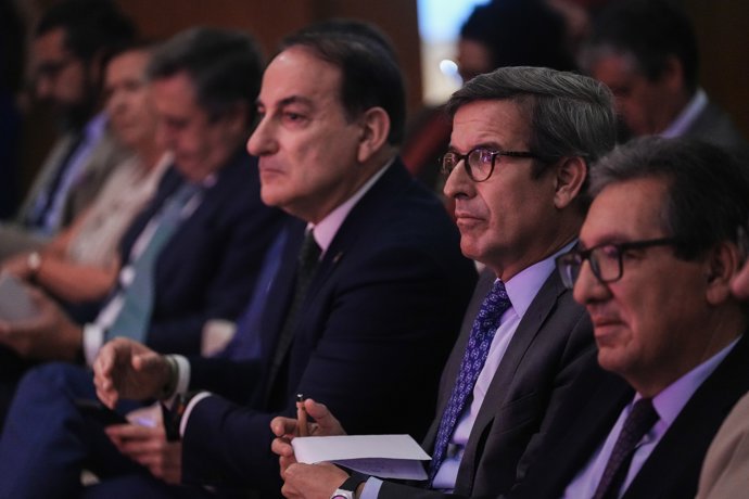 El presidente de la Fundación Cajasol, Antonio Pulido (1d), el presidente de la Confederación de Empresarios de Andalucía (CEA), Javier González de Lara (3d) y el consejero de Industria, Energía y Minas de la Junta de Andalucía y presidente de la 