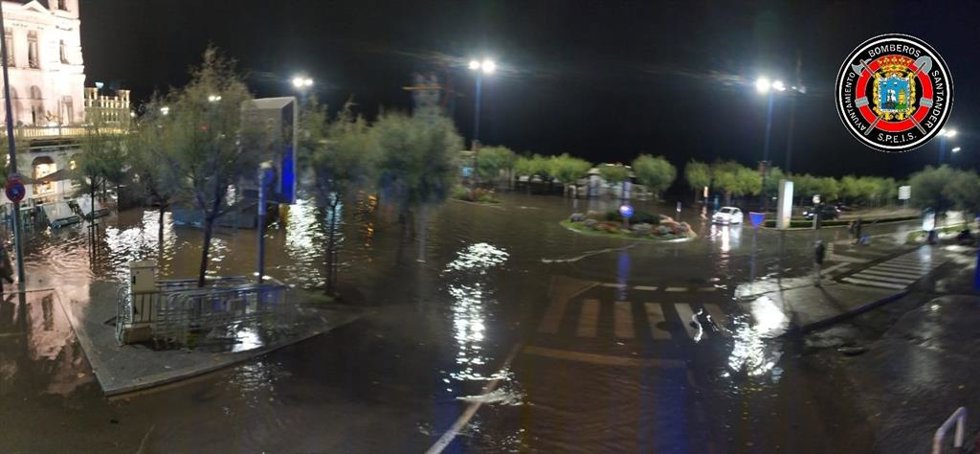 Archivo - Inundación en la zona de El Sardinero, en Santander