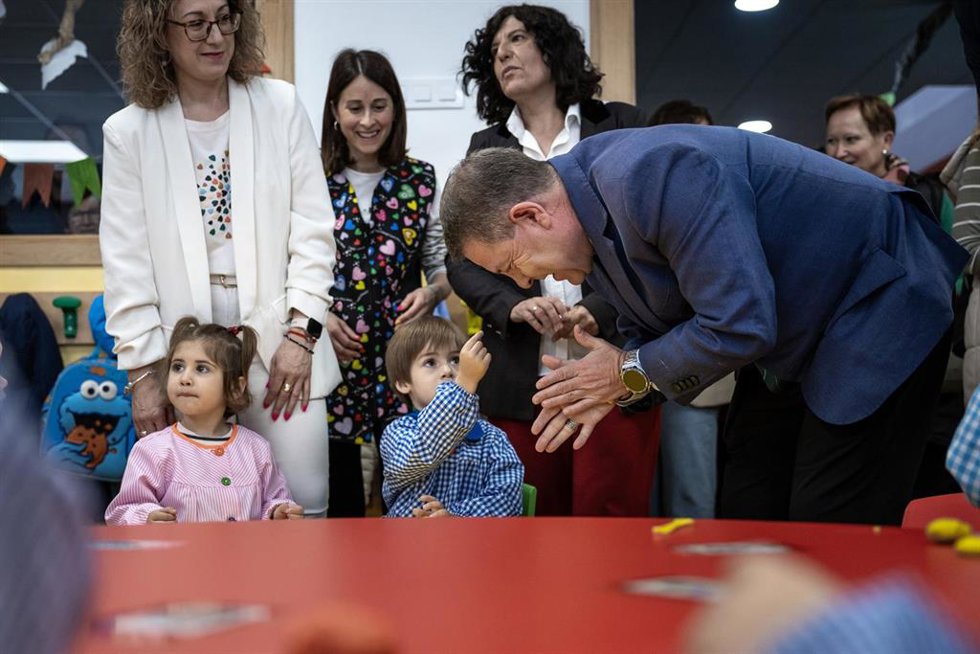 El presidente de Castilla-La Mancha, Emiliano García-Page, inaugura la Escuela Infantil 'Primeros Pasos' de Mira (Cuenca).
