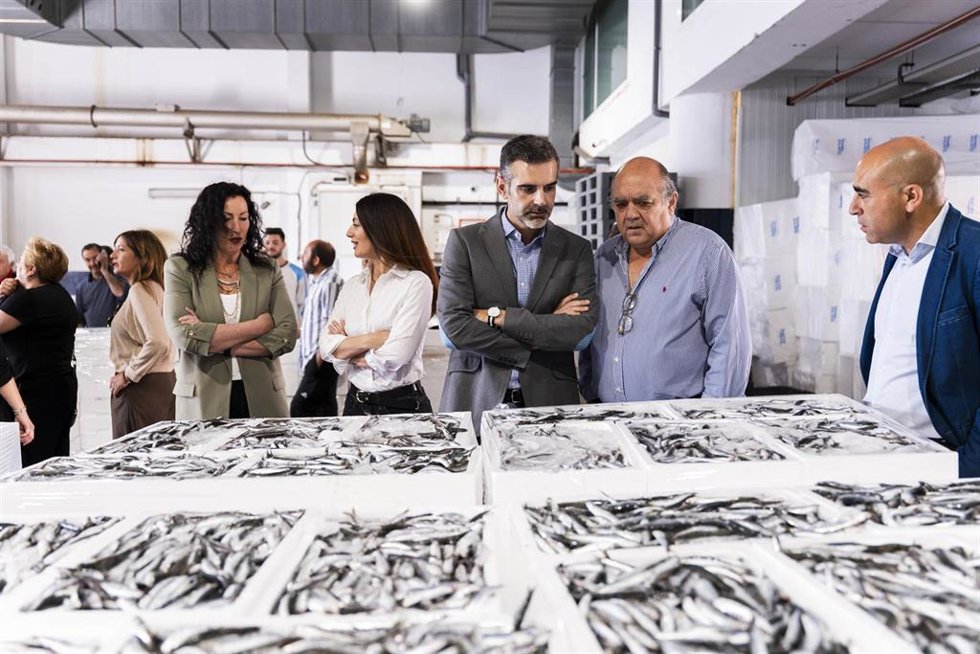 El consejero de Agricultura, Pesca, Agua y Desarrollo Rural de la Junta de Andalucía, Ramón Fernández-Pacheco, durante su visita a la lonja del Puerto de Almería.
