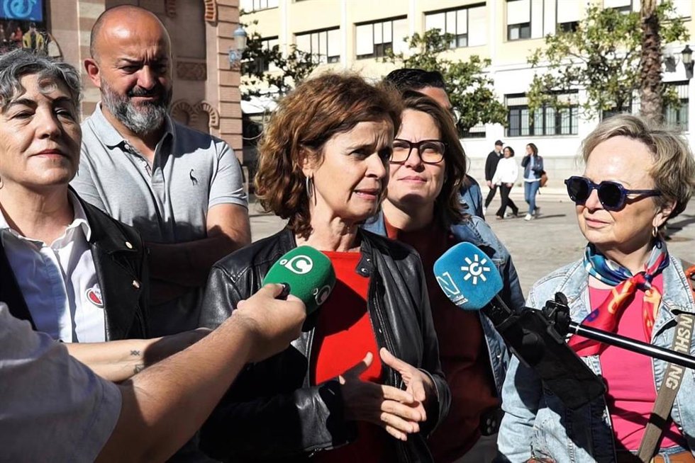 La candidata de Por Andalucía en Cádiz, Esperanza Gómez, en una atención con los medios.