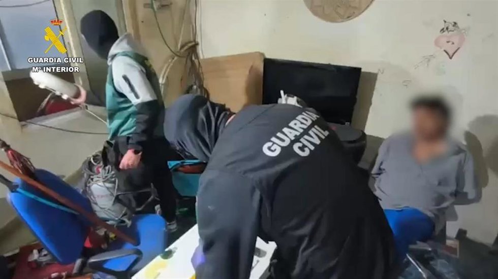 Registro en el punto de venta donde fue retenido un hombre durante 13 días en Roquetas de Mar (Almería).