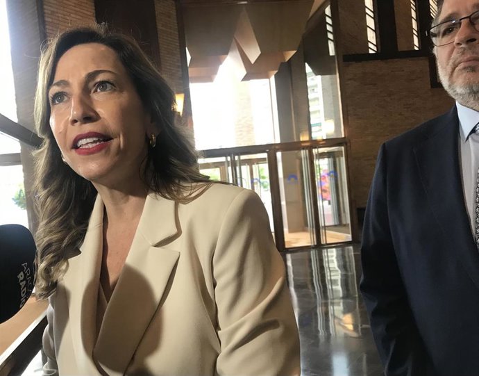 La alcaldesa de Zaragoza, Natalia Chueca; y elconsejero municipal de Participación Ciudadana y Régimen Interior, Alfonso Mendoza