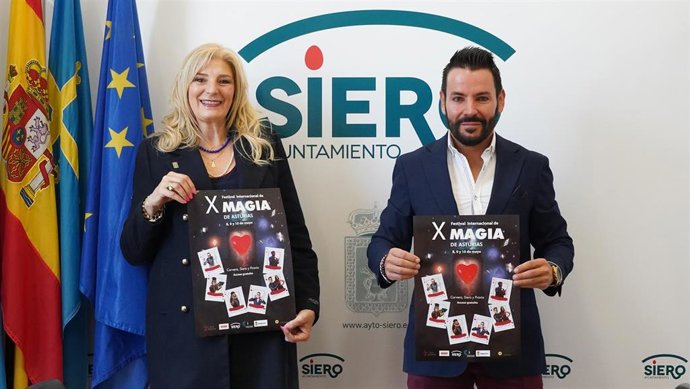 El Festival Internacional de Magia de Asturias llega a Siero este fin de semana. Foto de la presentación por parte de la concejala de Cultura, Recursos Humanos y Policía Local, Aurora Cienfuegos junto a José Armas, mago y organizador del evento.