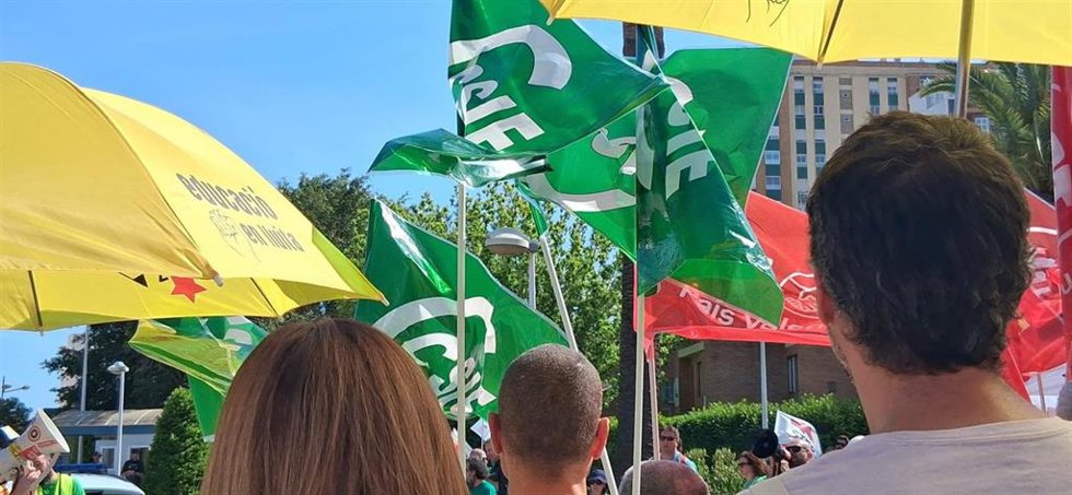 Banderolas del sindicato CSIF en una protesta a favor de la educación pública.