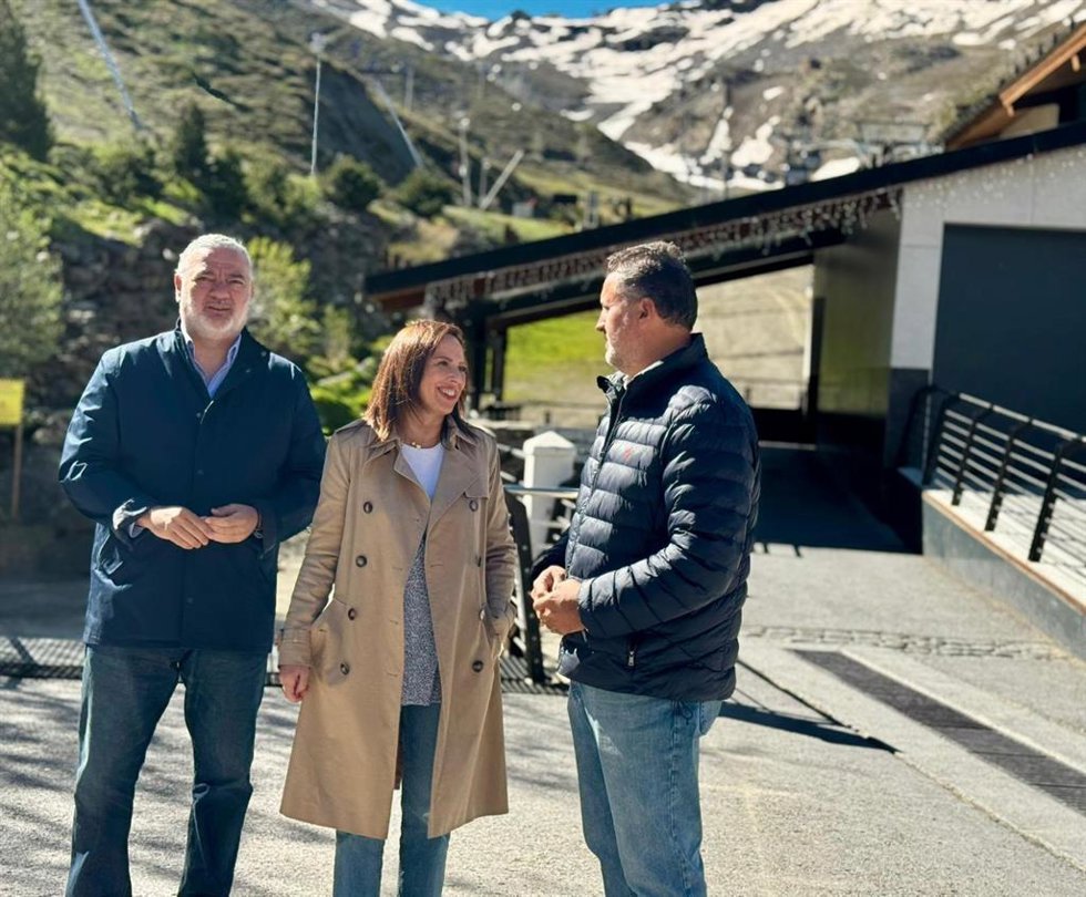 La candidata del PP por Granda, Rocío Díaz, durante su visita a Sierra Nevada.