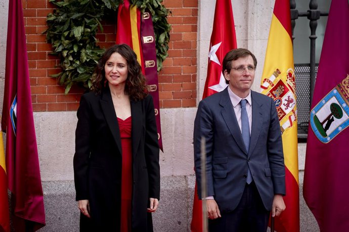 A presidente da Comunidade de Madri, Isabel Díaz Ayuso, e o prefeito de Madri, José Luis Martínez Almeida, durante a homenagem floral antes da reconstituição histórica do dia 2 de maio, na Puerta del Sol, em 2 de maio de 2026, em Madri (Espanha). Esta 