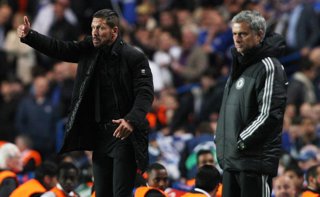 Archivo - Diego Pablo Simeone gesticula junto a José Mourinho en la vuelta de semifinales de la Liga de Campeones 13-14 entre el Chelsea y el Atlético de Madrid 