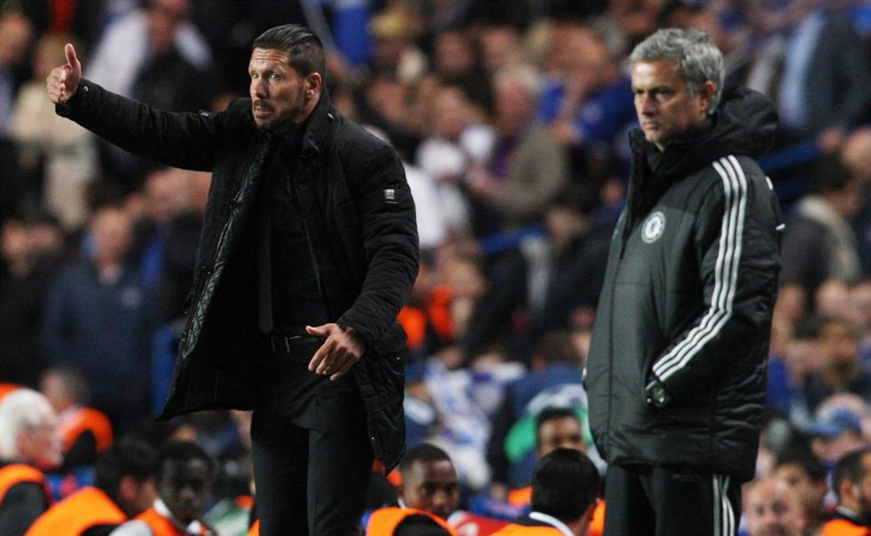 Archivo - Diego Pablo Simeone gesticula junto a José Mourinho en la vuelta de semifinales de la Liga de Campeones 13-14 entre el Chelsea y el Atlético de Madrid 