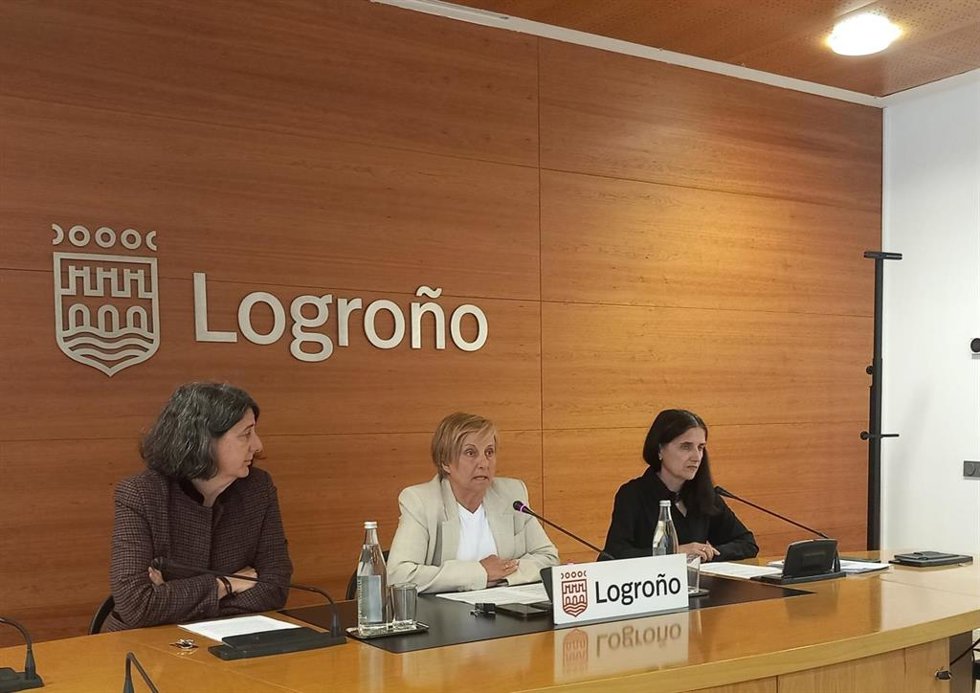 La concejala, Leonor González Menorca, junto a la directora general de Transparencia, Estrategia y Evaluación de Políticas Públicas, Isabel Murillo, y la adjunta a la dirección general, Pilar de Pablo.