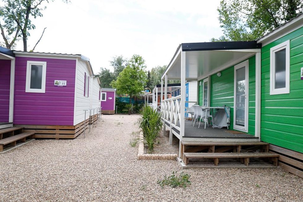 Archivo - Bungalows del Camping Internacional de Aranjuez, cerrado por el Covid-19. El 22 de abril La Federación Española de Campings (FEEC) mantuvo una reunión por videollamada con la Secretaria de Estado de Turismo, Isabel Oliver y su equipo del Ministe