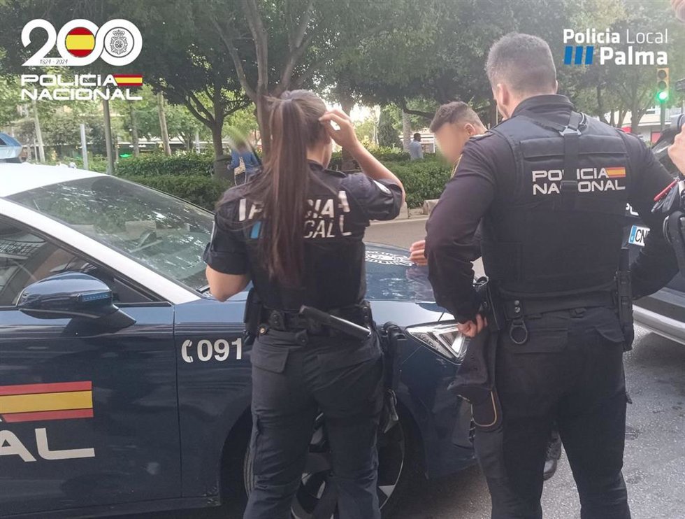 Los agentes con uno de los detenidos.