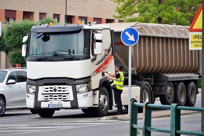 Entrada en vigor de la restricción del tráfico de vehículos pesados de más de 5,5 toneladas en el tramo urbano de la avenida Poeta Julián Andúgar, en Santomera