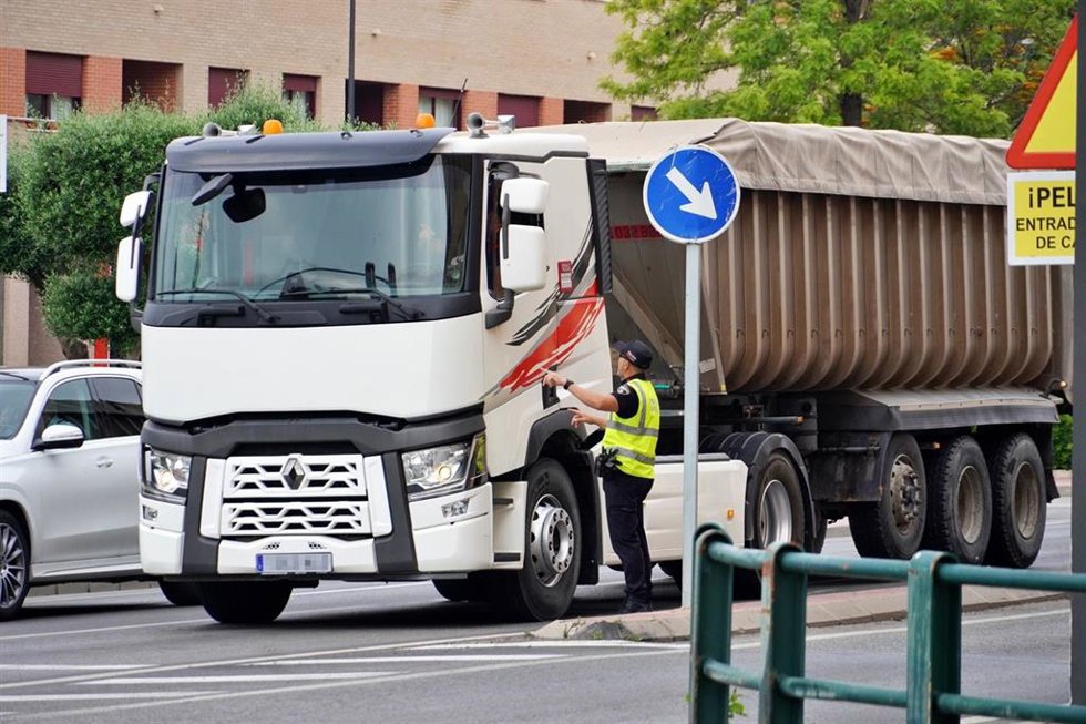 Entrada en vigor de la restricción del tráfico de vehículos pesados de más de 5,5 toneladas en el tramo urbano de la avenida Poeta Julián Andúgar, en Santomera