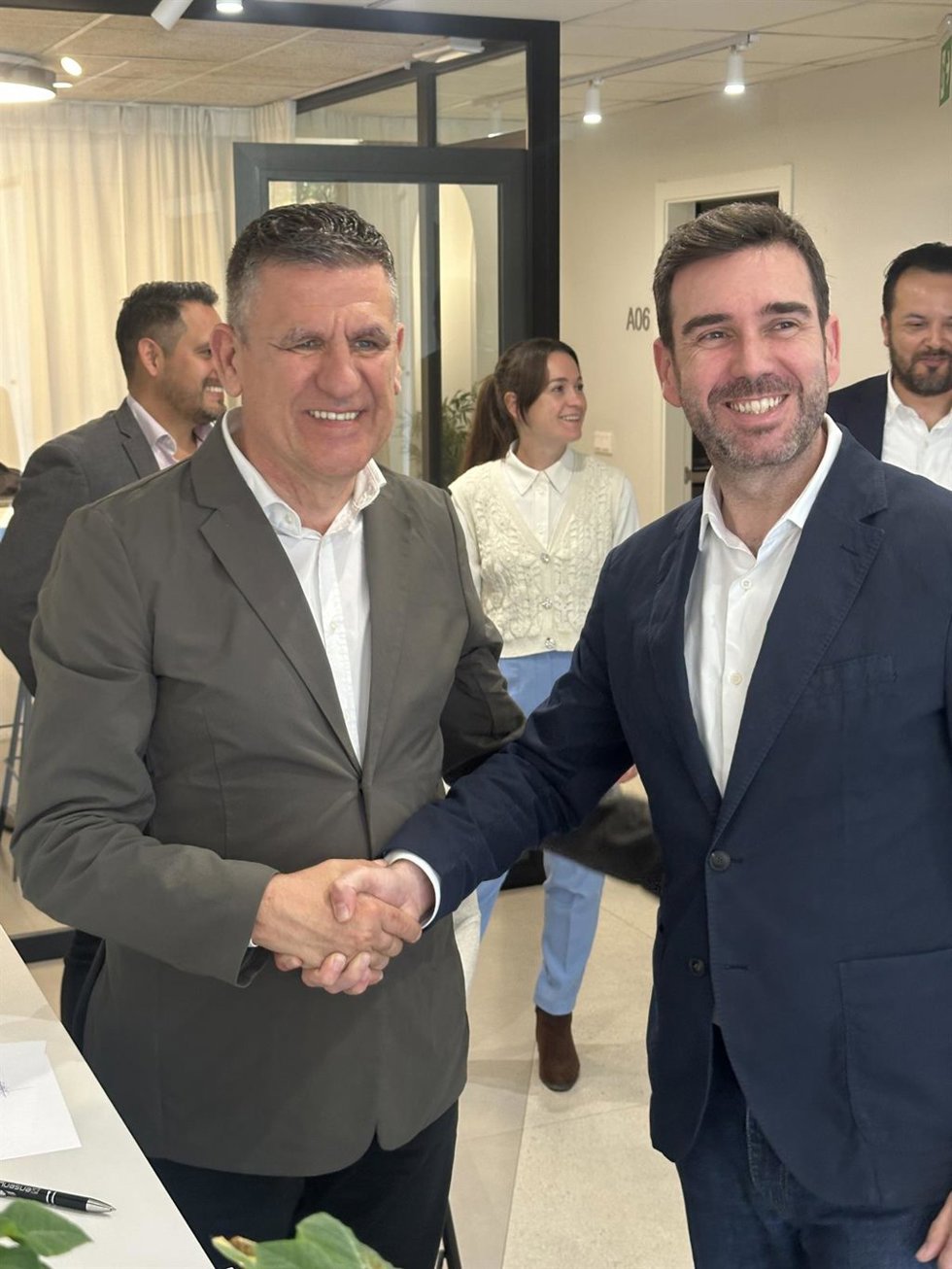 Firma del acuerdo de colaboración entre Cemex y Ensenyem.