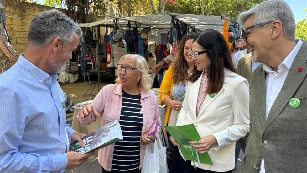 El secretario general del PSOE de Málaga y cabeza de lista por Málaga al Parlamento andaluz, Josele Aguilar, en Marbella (Málaga),  la diputada y portavoz del PSOE de Marbella, Isabel Pérez, y el secretario de Organización del PSOE de Málaga, José Bernal.