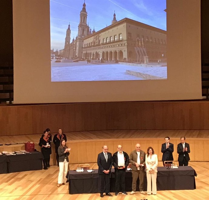 La alcaldesa de Zaragoza, Natalia Chueca, y el consejero municipal de Participación Ciudadana y Régimen Interior, Alfonso Mendoza, reconocen la dedicación y profesionalidad de sus empleados municipales en un acto que se institucionalizará