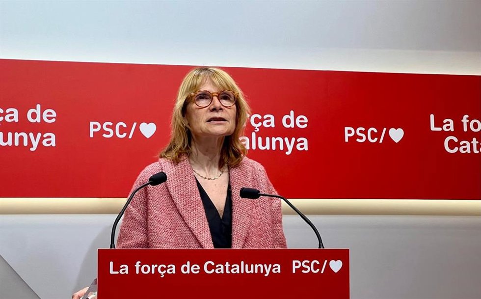 La viceprimera secretaria y portavoz del PSC, Lluïsa Moret, en una rueda de prensa