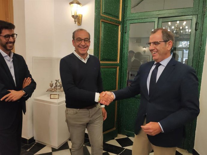 El alcalde de Cáceres, Rafael Mateos, y el portavoz de Vox, Eduardo Gutiérrez, tras el anuncio de acuerdo para los presupuestos municipales de 2026