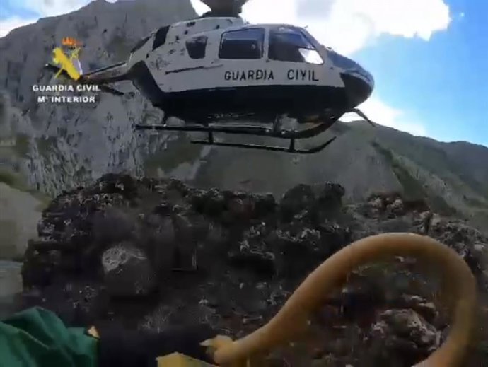 La Guardia Civil ha rescatado a dos senderistas que habían quedado enriscados en una zona de difícil acceso en el paraje conocido como 'zona Calero', en el valle de Vegacervera (León).