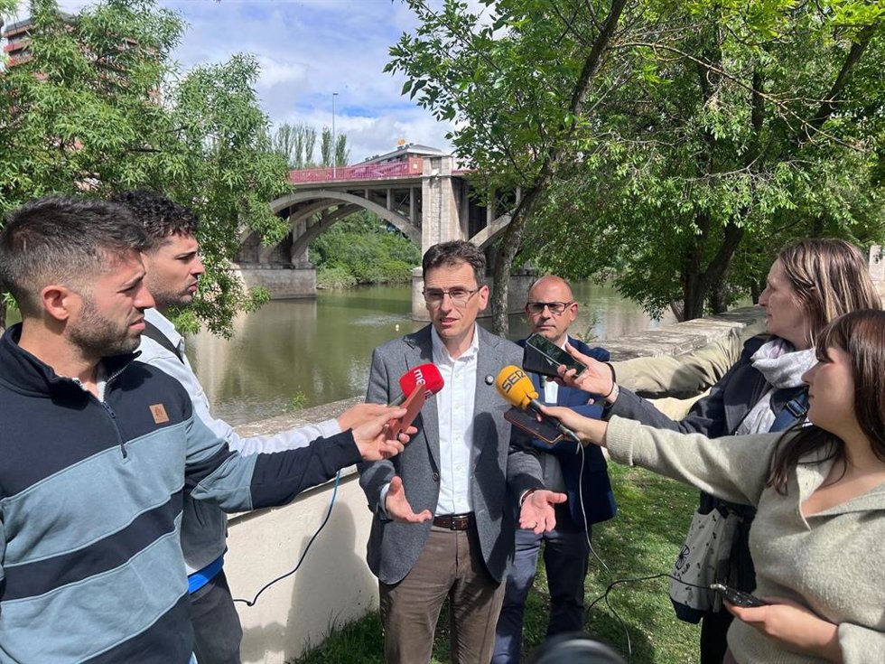 El portavoz del Grupo Socialista de Valladolid, Pedro Herrero, en el centro, con el cocncejal Luis Vélez.