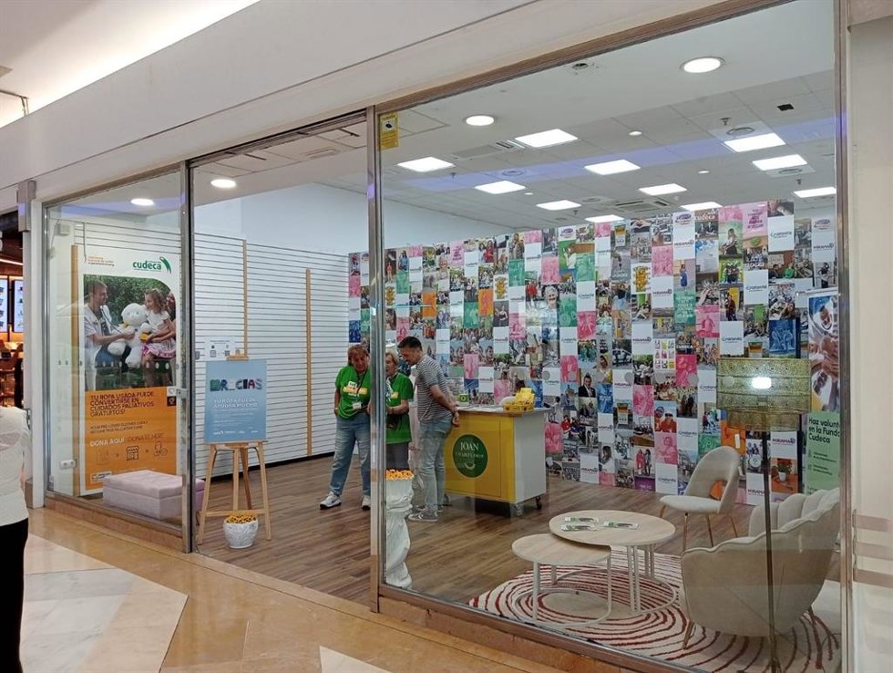 Imagen del punto de recogida de ropa benéfico instalado en el centro comercial Miramar.