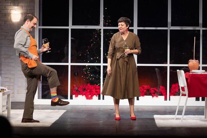 Archivo - La actriz Eva Hache (d) protagoniza la obra ‘Nunca he estado en Dublín’, en el Teatro Pavón, a 4 de febrero de 2025, en Madrid (España). ‘Nunca he estado en Dublín' es una comedia de enredo sobre la comunicación en familia, la ignorancia afectiv