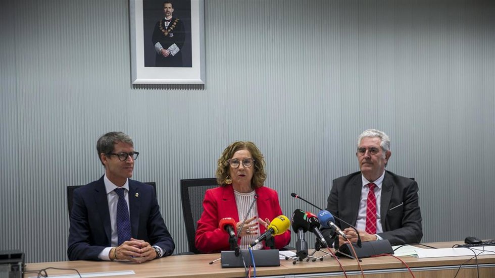 El presidente del Gobierno riojano, Gonzalo Capellán; junto a la presidenta de CERMI La Rioja, Manoli Muro; y el presidente del Tribunal Superior de Justicia, Javier Marca